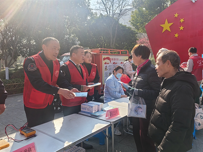 黨員志愿者分發乘車指南_副本.jpg 黨員志愿者分發乘車指南_副本.jpg